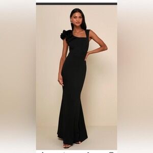 NWT  beautiful Lulus chic black one- shoulder dress wedding guest